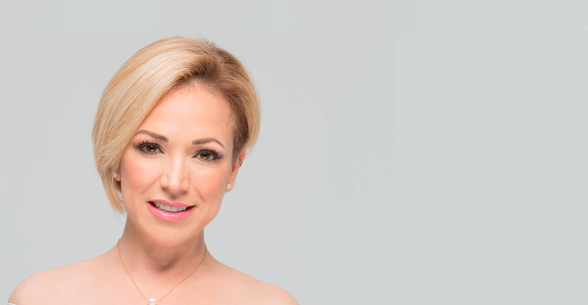 Banner de Elsa Verónica, paciente destacada que eligió cirugía plástica en Monterrey en NuBody, compartiendo su experiencia y resultados satisfactorios.