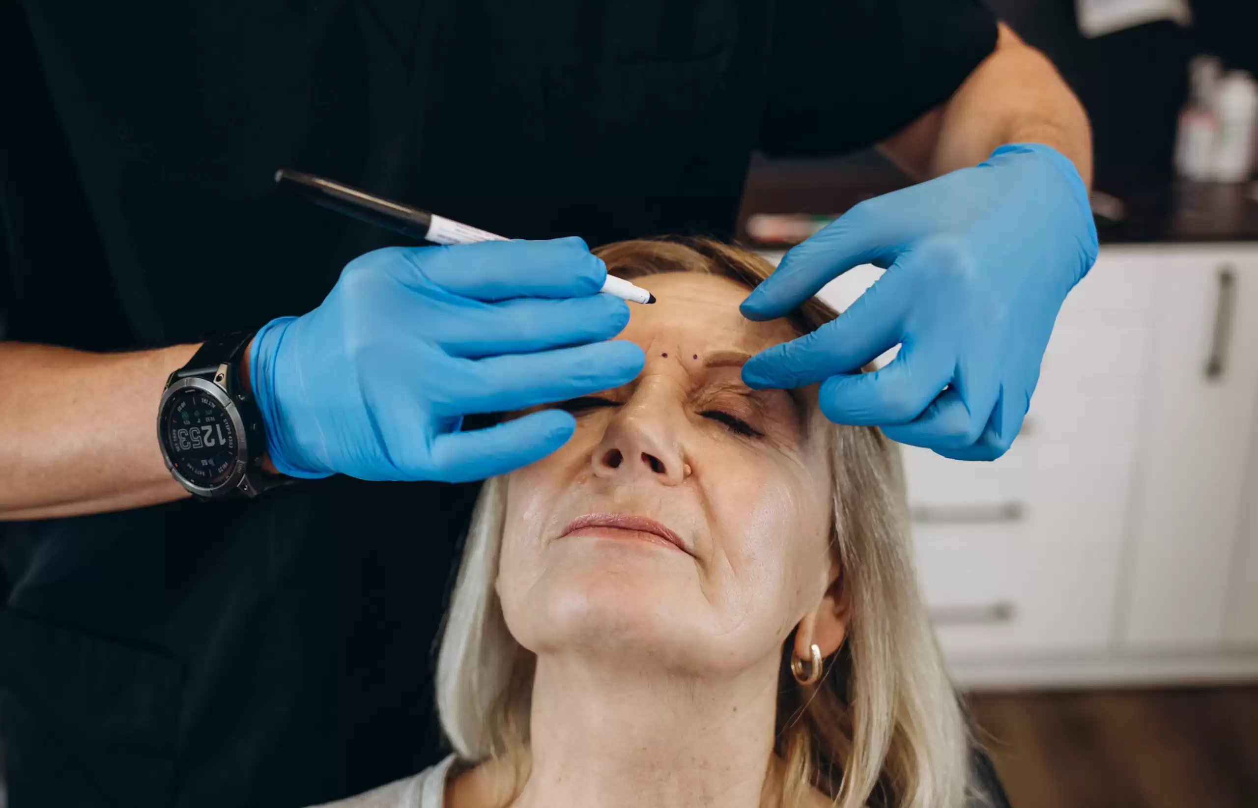 Mujer con un médico cirujano comenzando un tratamiento de rejuvenecimiento facial para mejorar la apariencia de la piel.