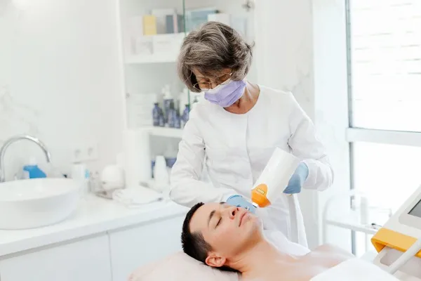Tratamiento facial no quirúrgico con radiofrecuencia como opción moderna de rejuvenecimiento facial. Radiofrecuencia facial para estimular colágeno, mejorar líneas de expresión y evitar cirugía de cara.