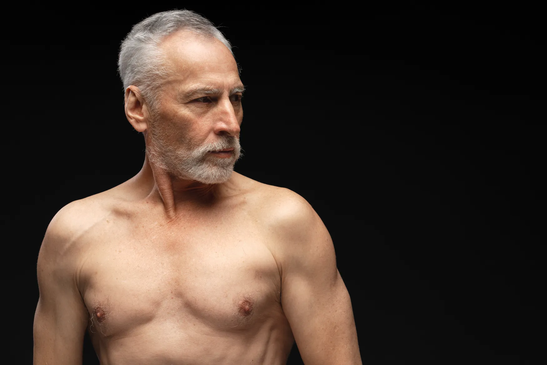 Hombre maduro sin camisa y con el cuerpo tonificado, resultado visible del procedimiento daddy makeover