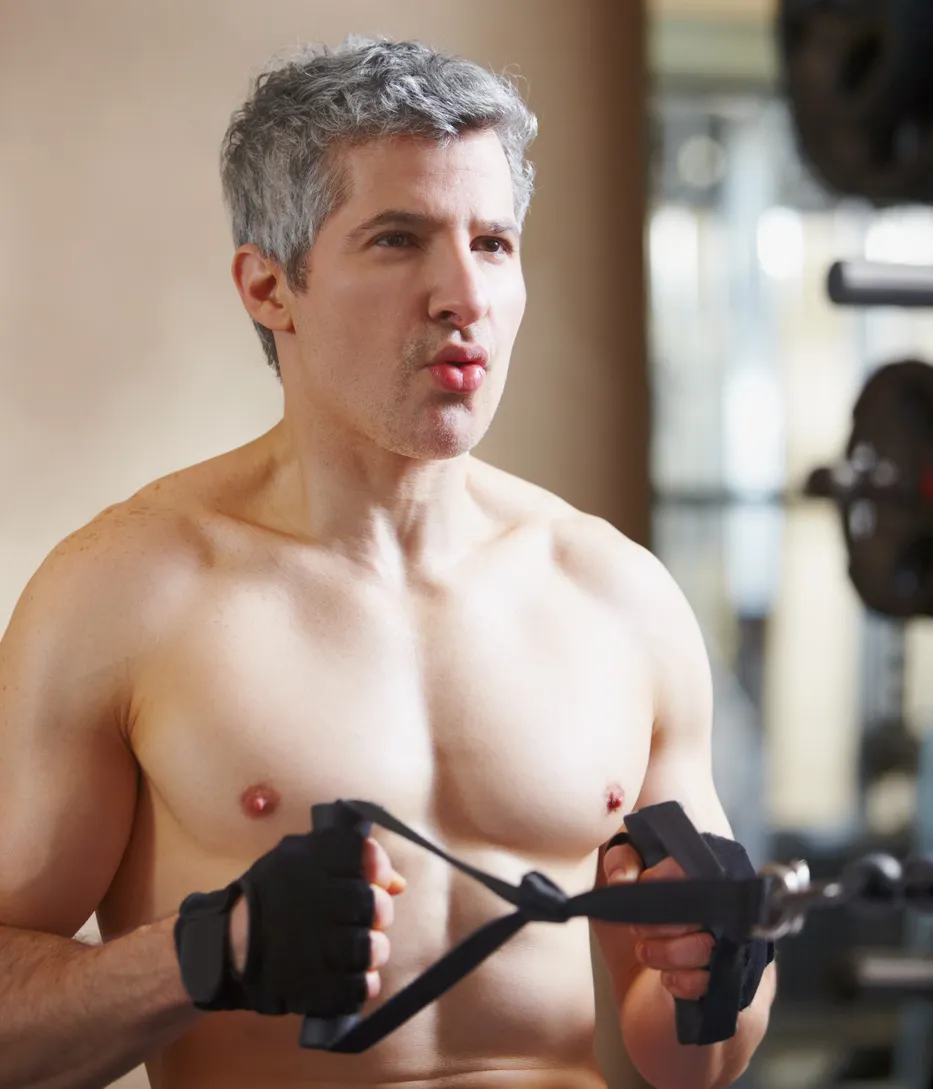 Hombre de mediana edad realizando actividad física moderada como parte del proceso de recuperación post daddy makeover con seguimiento médico