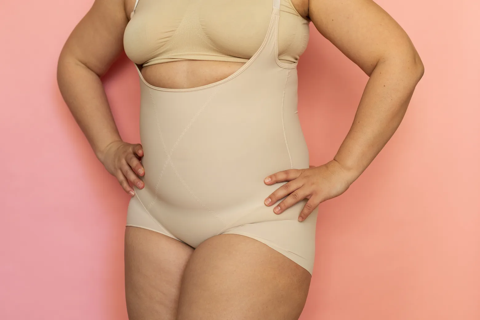 Imagen del torso de una mujer utilizando una faja de compresión como parte esencial de su recuperación post Mommy Makeover para reducir inflamación y mejorar resultados