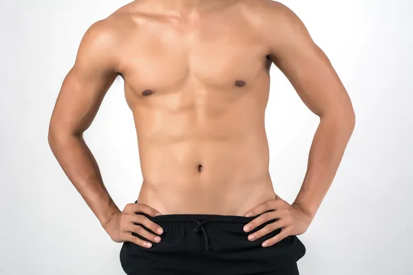 Imagen de un hombre con torso y abdomen definidos gracias a la lipoescultura hombre que resalta la musculatura masculina
