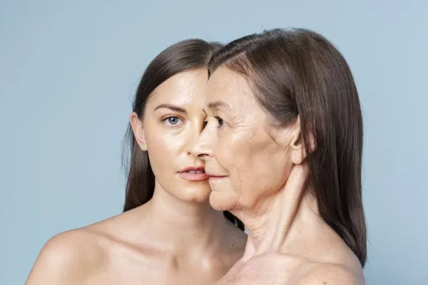 Contraste de piel joven y madura resaltando los efectos anti-envejecimiento de las aplicaciones estéticas de la luz pulsada intensa