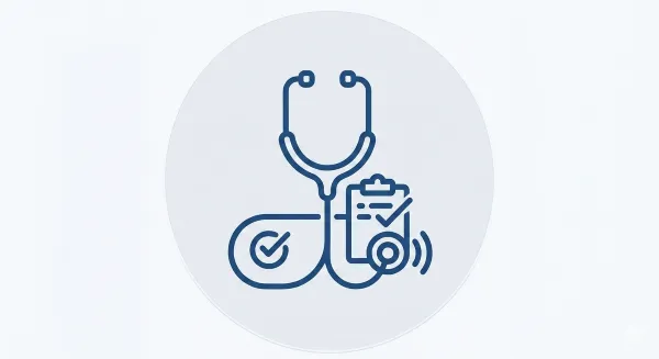 Consulta de diagnóstico integral con especialistas para conocer el lifting facial precio y los pasos previos a la cirugía Evaluación clínica con estetoscopio y expediente para definir el lifting facial precio según necesidades del paciente