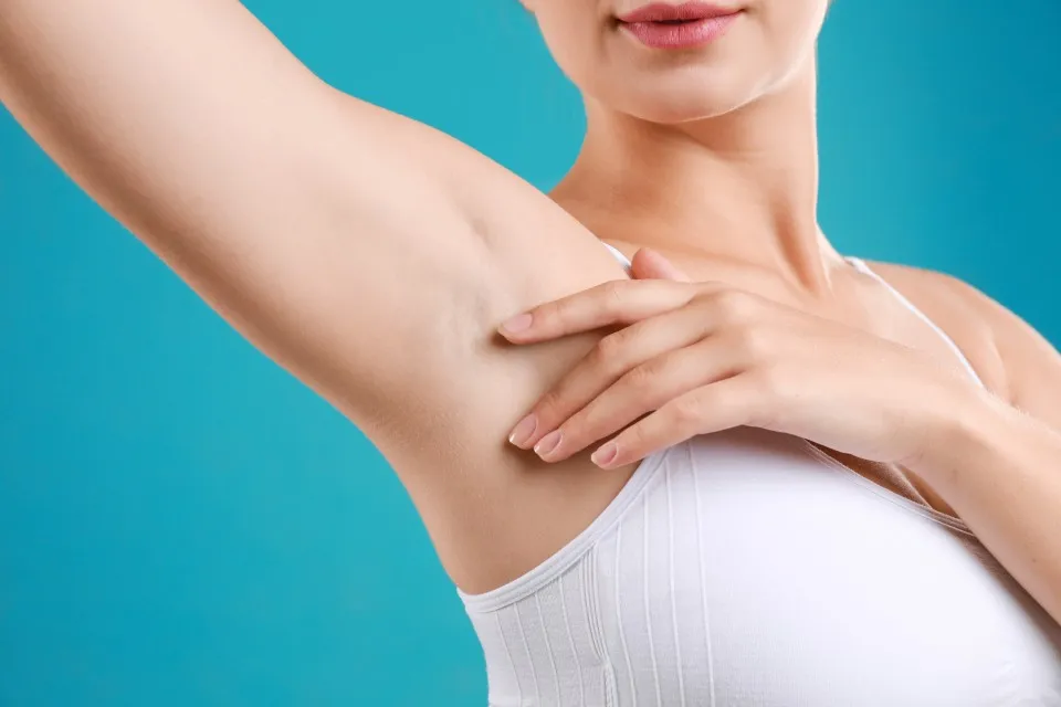 Mujer joven luciendo axilas suaves y brazos definidos gracias a los beneficios de un lifting de brazos avanzado