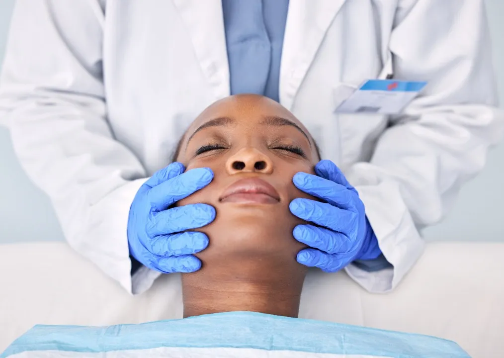 Masaje facial relajante como alternativa no quirúrgica al lifting facial para reducir líneas de expresión.